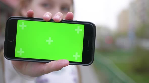 Nice Girl Show Smartphone Green Screen Play Game