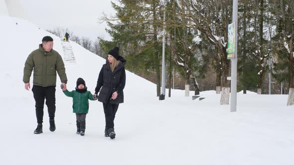 A Leisurely Family Walk in the Winter Park