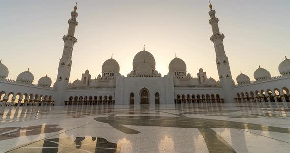 Timelapse Panoramic View of the Sheikh Zayed Grand Mosque in Abu Dhabi