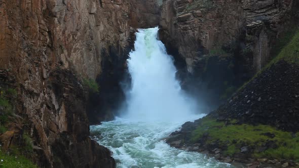 Waterfall "33 Parrots", at the Same Pass