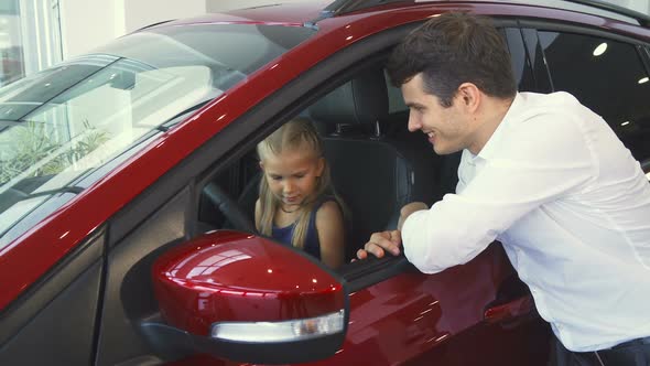Attentive Dad Tells Her Daughter About the Car