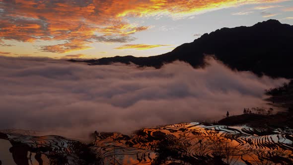 Amazing time lapse of the morning fog coming in at the terraced rice fields in Yuanyang China