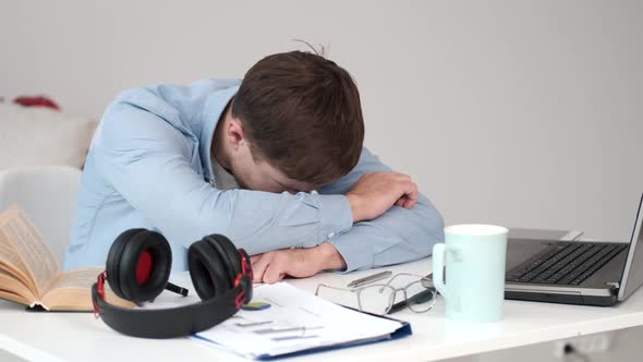 Young Sad and Depressed Business Man Working Overwhelmed and Frustrated on Laptop Computer Office