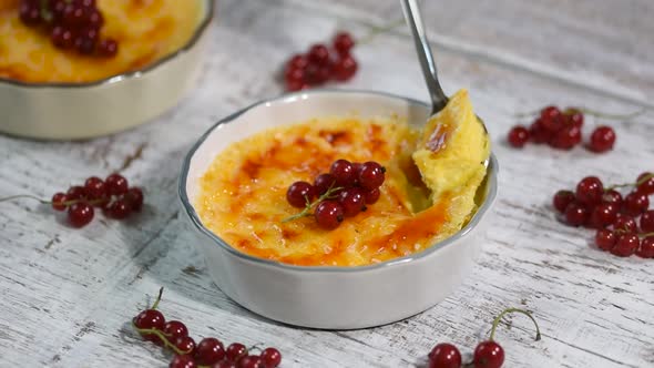 Creme brulee with red currant, Homemade creme brulee