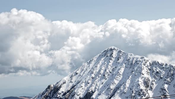 Timelapse of a mountain and the effect of the wind on the clouds that come from behind. 4K