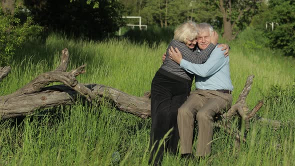 Family of Grandparents Takes Off Medical Masks After Coronavirus Quarantine End