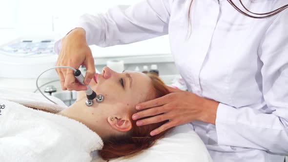 Cosmetologist Uses Iontophoresis for Client's Face