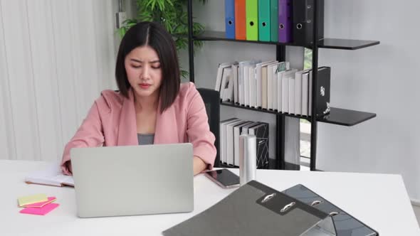 Young Asian business  woman