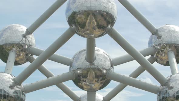 Tilt up of the Atomium in Brussels