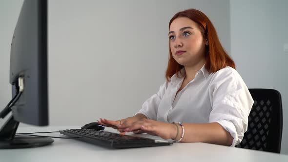 Bussiness Woman Working on Computer in Office 4K