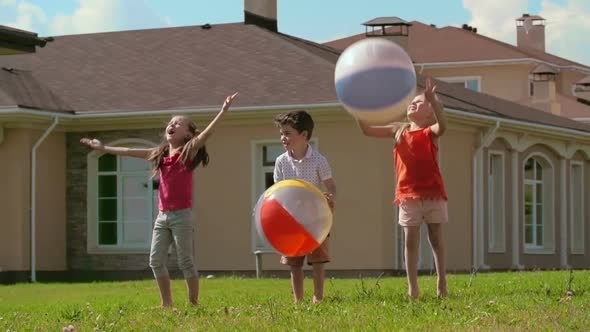 Playing with Inflatable Balls alt