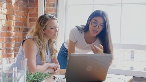 Businesswomen discussing over laptop 4k