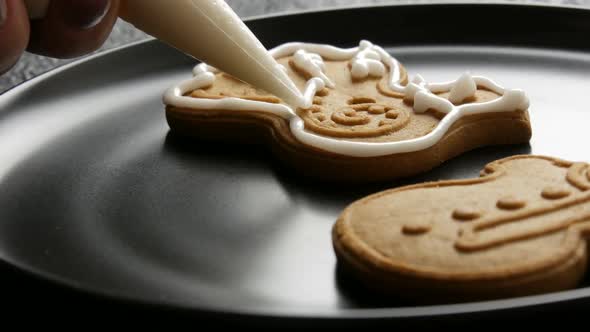 Decorating Holiday Gingerbread Cookie