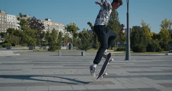 Skateboarding Tricks By a Young Man in the Skatepark, Skater Grunge, 