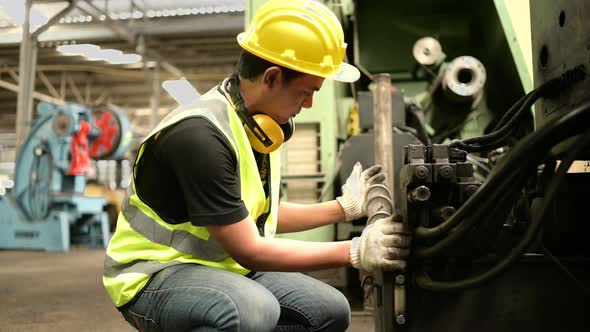 The chief mechanic works in a mechanical factory