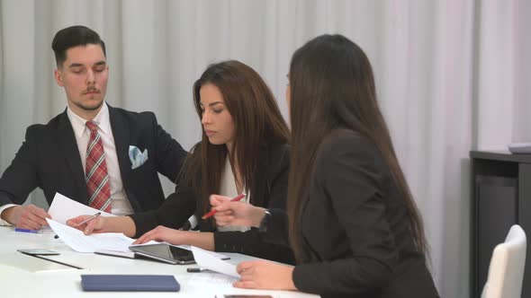 Businesswomen and businessman in a meeting