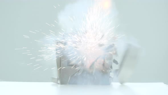 Video cassette player exploding, Ultra Slow Motion alt