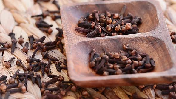 clove grains in wooden plate