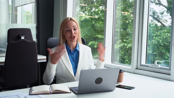 Beautiful woman at work in the office