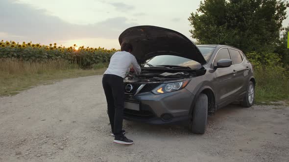 Man Tries to Fix His Car By His Own on Road