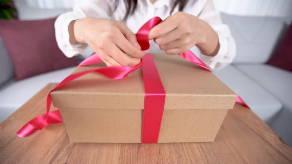 Making a gift box, tying it with a ribbon.