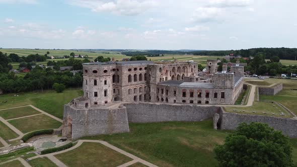 Ancient Palace with a Large Area on the Outskirts of the City