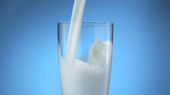 Milk pouring into glass, Slow Motion alt