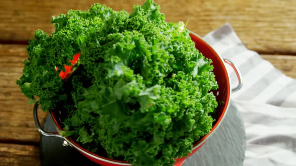 Green leafy vegetable in a pan 4k