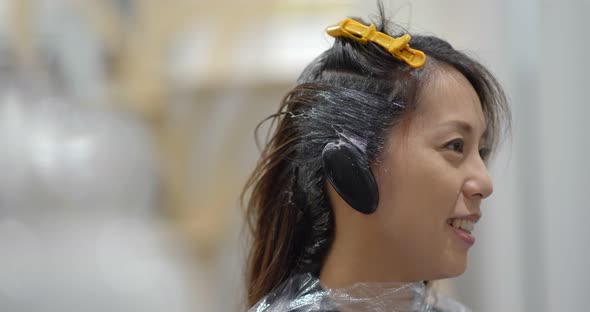 Woman have hair dye at beauty salon