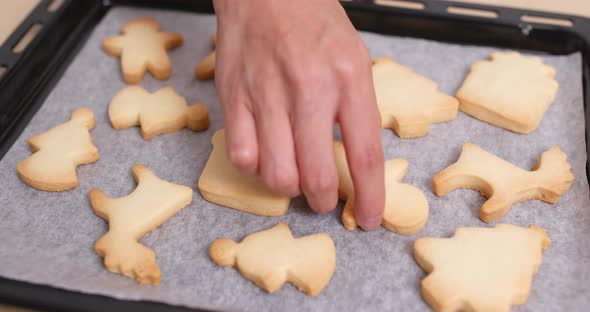 Finishing cookies on tray 