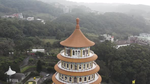 Circular motion of the top part view of the temple - Experiencing the Taiwanese culture of the spect