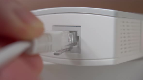 Connecting the Internet plug of the wifi home extender