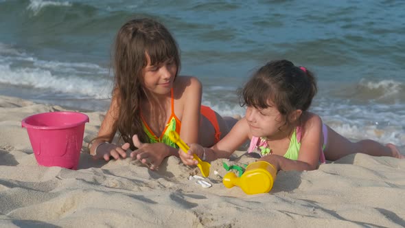 UChildren play on the sandy beach