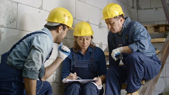 Builders Discussing Plan alt