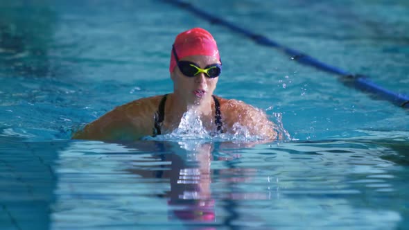 Swimmer training in a swimming pool