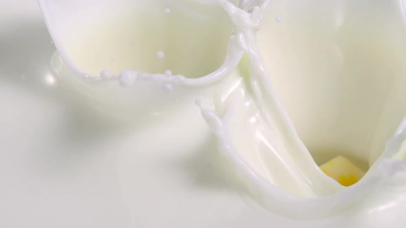 Cheese in milk, Slow Motion alt