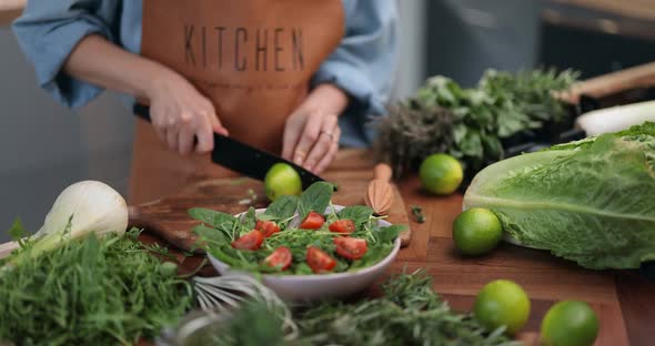 Making Healthy Green Salad