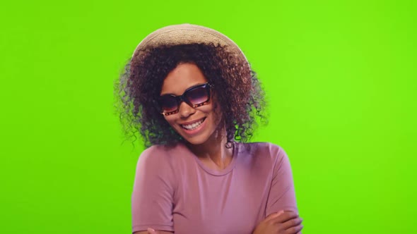 Black Woman Wears Straw Hat and Sunglasses, Invites To Join Vacation, Chroma Key