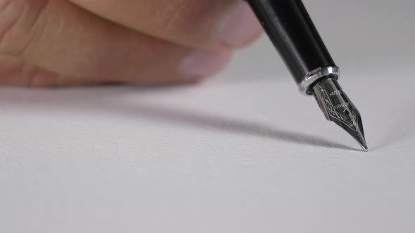 Detalle hombre dibuja con pluma en un papel blanco / 4K