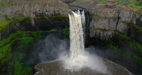 Popular Washington Waterfall Palouse Falls With Tall Canyon Cliff