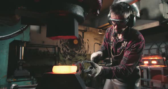 Forming Metal Using an Automatic Press