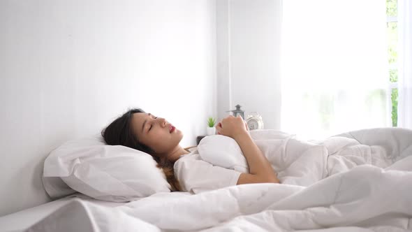 young woman sleeping on the bed and have a nightmare