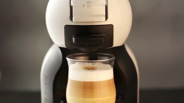 Making latte macchiato