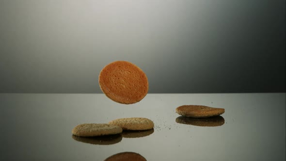 Cookies falling and bouncing in ultra slow motion 1500fps - reflective surface - COOKIES PHANTOM 