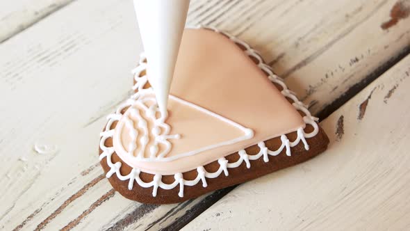 çHeartshaped Gingerbread Cutout Cookie