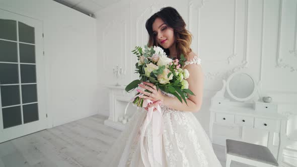 Beauty Portrait of Bride Wearing Fashion Wedding Dress