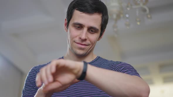 Man Uses His Smart Watch