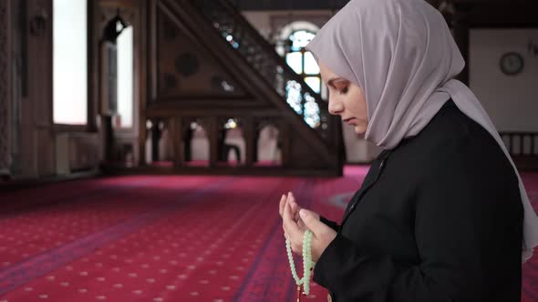 Muslim Girls Pray With Hand