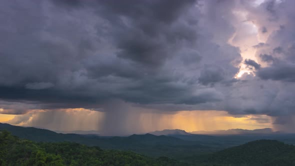 Thunderstorms on the horizon Time lapse.