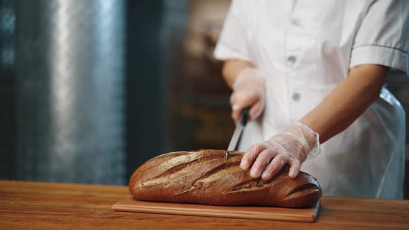 Knife cuts delicious bread